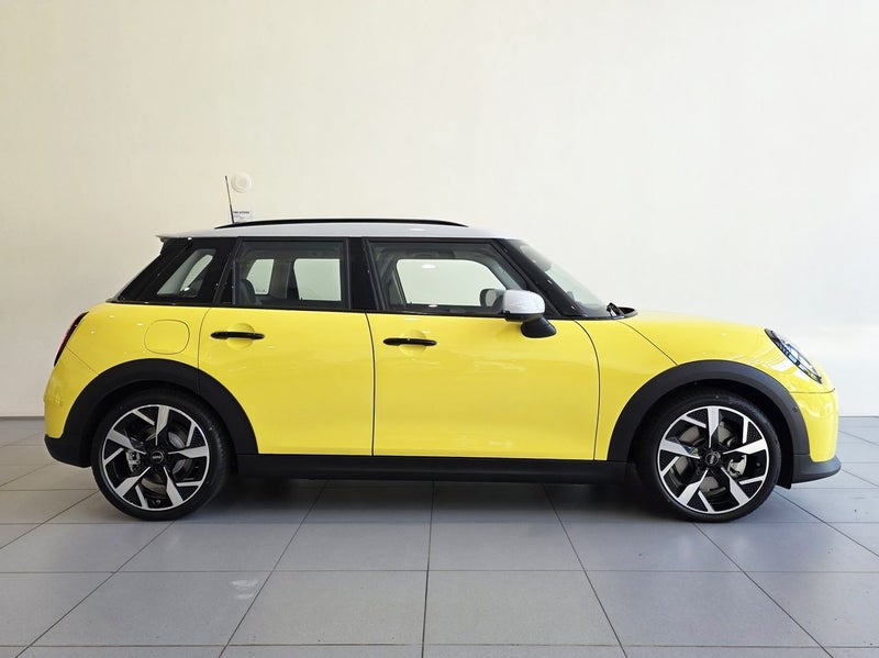 2026 MINI Cooper S Classic 5 Dr image 3