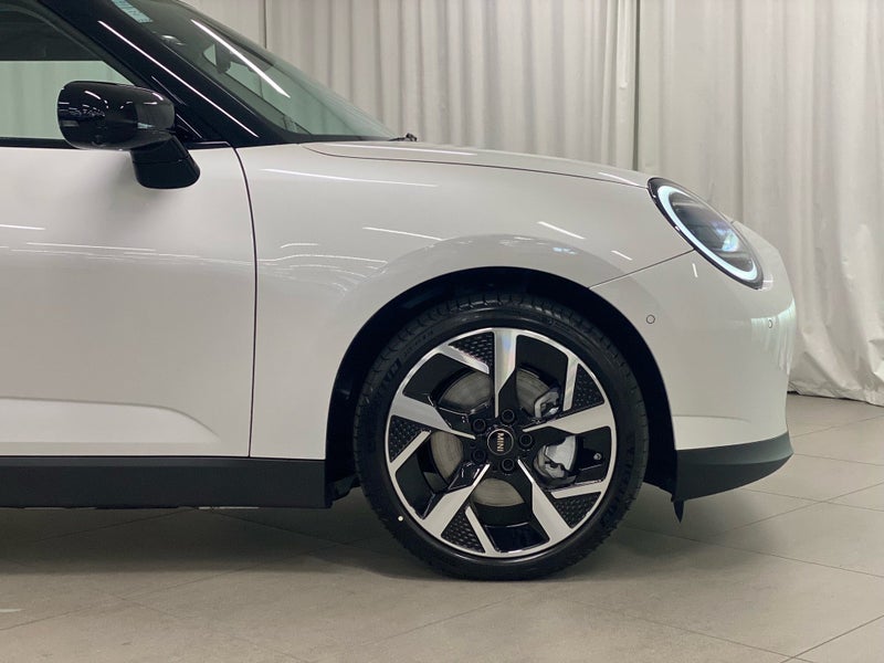 2026 MINI Cooper SE 3 Door Cooper E 3Door Classic image 2