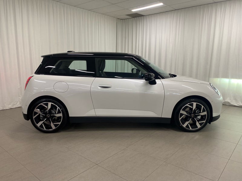 2026 MINI Cooper SE 3 Door Cooper E 3Door Classic image 3