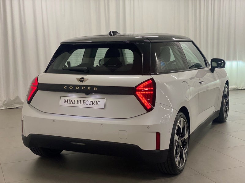 2026 MINI Cooper SE 3 Door Cooper E 3Door Classic image 4