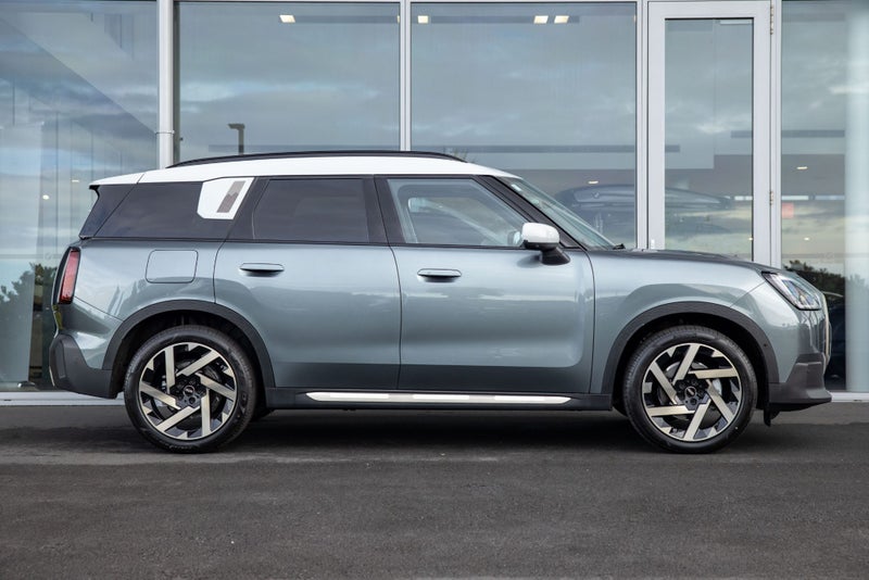 2026 MINI Countryman C Favoured image 3