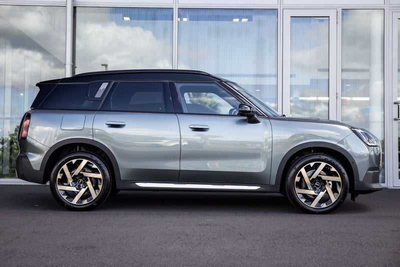 2026 MINI Countryman C Favoured image 3