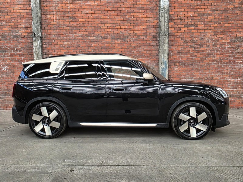 2026 MINI Countryman SE All4 Favoured image 3