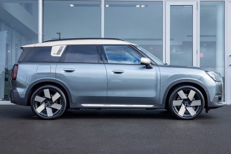 2026 MINI Countryman SE ALL4 Full electric Favo... image 3