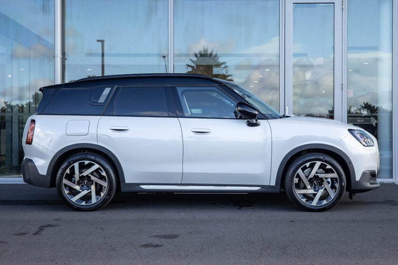 2026 MINI Countryman SE ALL4 Full electric Favo... image 3