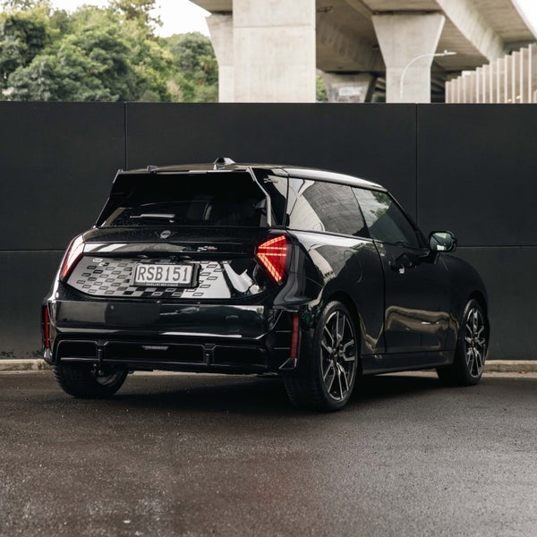 2026 MINI Electric Hatch SE JCW E Favoured image 2