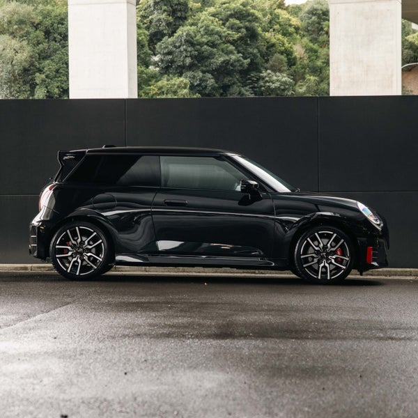 2026 MINI Electric Hatch SE JCW E Favoured image 4