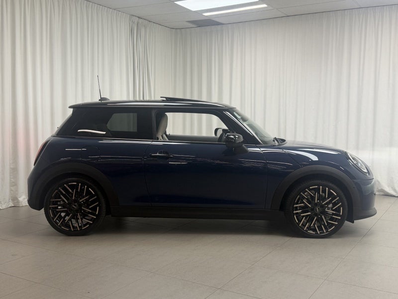 2026 MINI Hatch Cooper C 3Door Favoured image 5