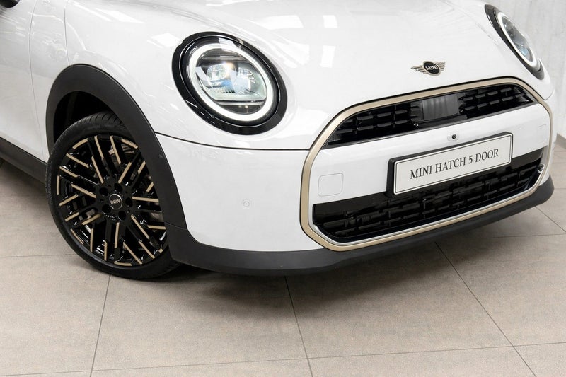 2026 MINI Hatch Cooper C 5 Door Favoured image 2