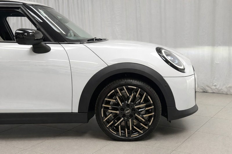 2026 MINI Hatch Cooper C 5 Door Favoured image 3