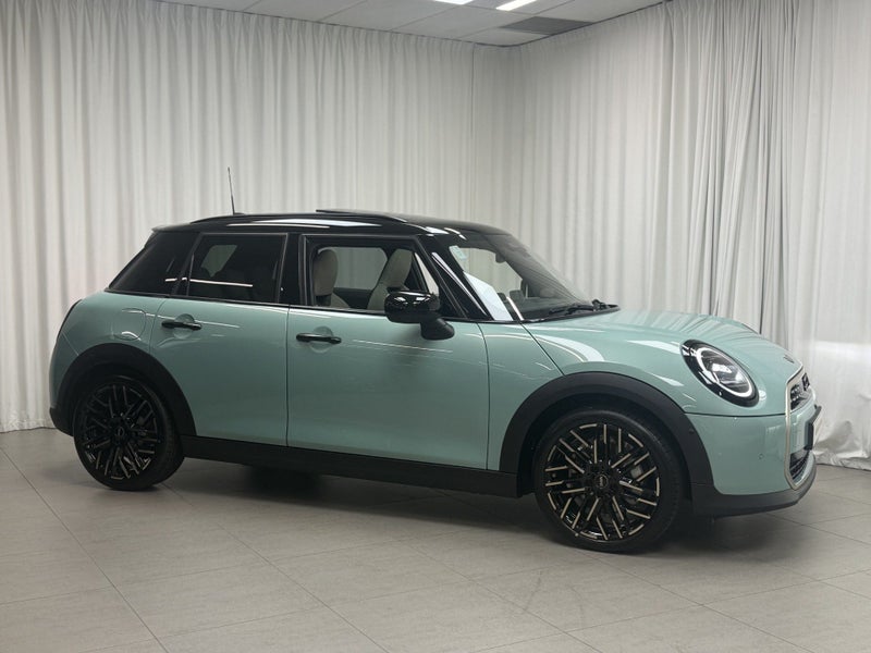 2026 MINI Hatch Cooper S 5 Door Favoured image 2