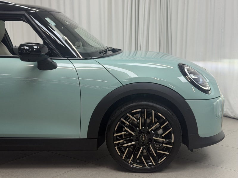 2026 MINI Hatch Cooper S 5 Door Favoured image 3