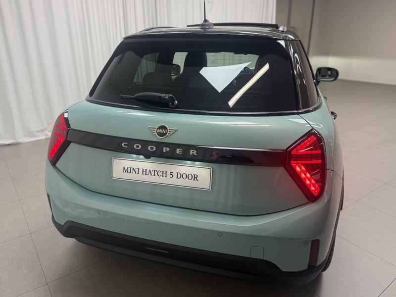 2026 MINI Hatch Cooper S 5 Door Favoured image 5