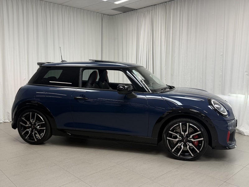 2026 MINI JCW JCW Cooper 3Door Favoured image 3