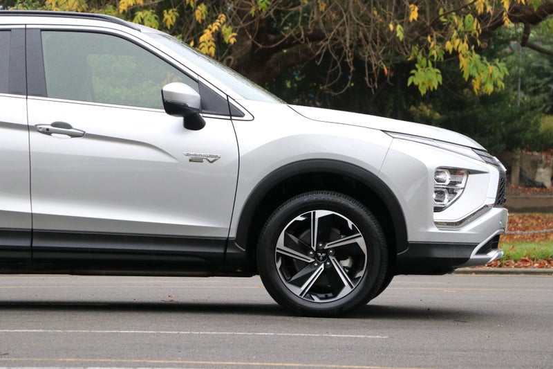 2026 Mitsubishi Eclipse Cross PHEV XLS 4WD (S-AWC) image 4