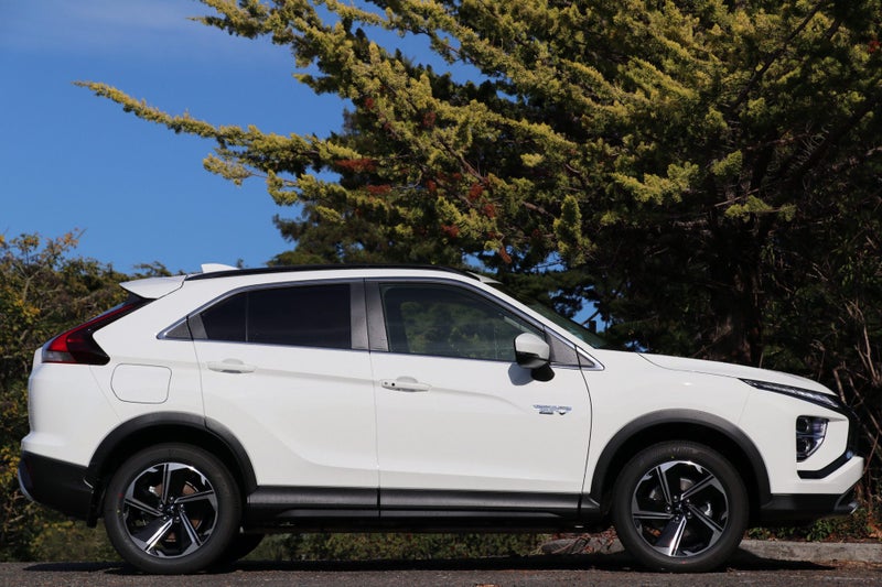 2026 Mitsubishi Eclipse Cross PHEV XLS 4WD (S-AWC) image 3