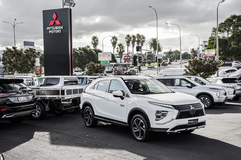 2026 Mitsubishi Eclipse Cross XLS 4WD PHEV image 3