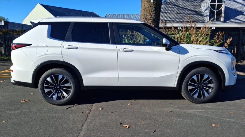 2026 Mitsubishi Outlander 2.5P LS 4WD CVT image 3