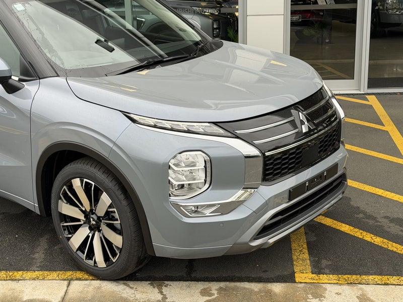 2026 Mitsubishi Outlander 2.5P VRX 2WD CVT - YA... image 2