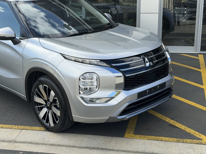 2026 Mitsubishi Outlander 2.5P VRX 2WD CVT - YA... image 2