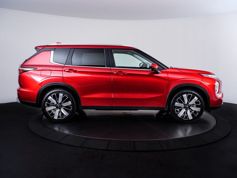 2026 Mitsubishi Outlander 2.5P XLS 4WD CVT 7 SE... image 2