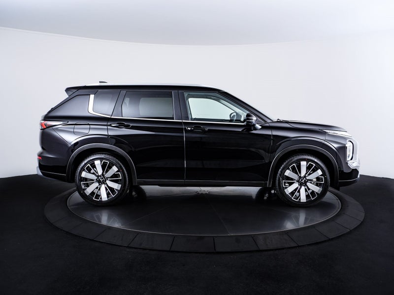 2026 Mitsubishi Outlander 2.5P XLS 4WD CVT 7 SE... image 2