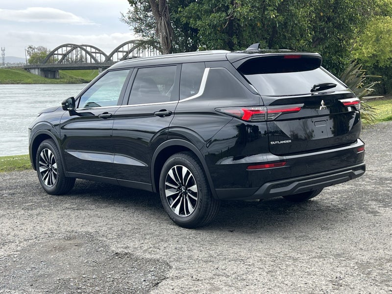 2026 Mitsubishi Outlander 4WD LS image 4