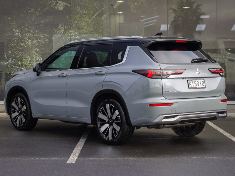 2026 Mitsubishi Outlander EXCEED 2.5 PETROL 4WD... image 3