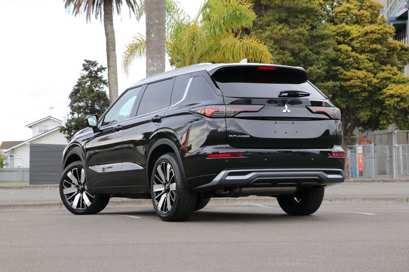 2026 Mitsubishi Outlander Exceed 2WD image 2