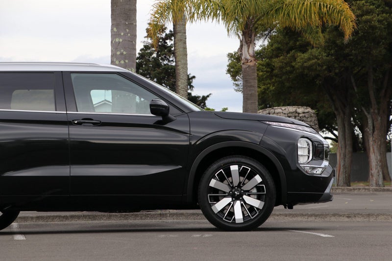 2026 Mitsubishi Outlander Exceed 2WD image 4