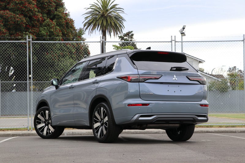 2026 Mitsubishi Outlander Exceed 2WD image 2