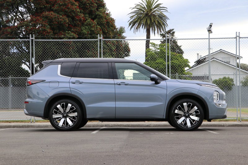 2026 Mitsubishi Outlander Exceed 2WD image 3