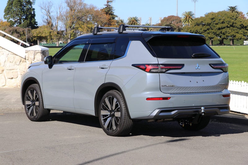 2026 Mitsubishi Outlander Exceed 2WD image 2
