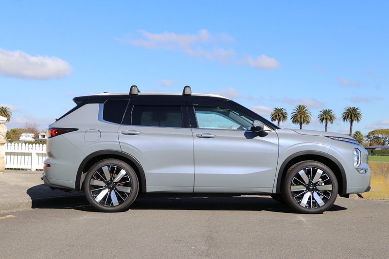 2026 Mitsubishi Outlander Exceed 2WD image 3