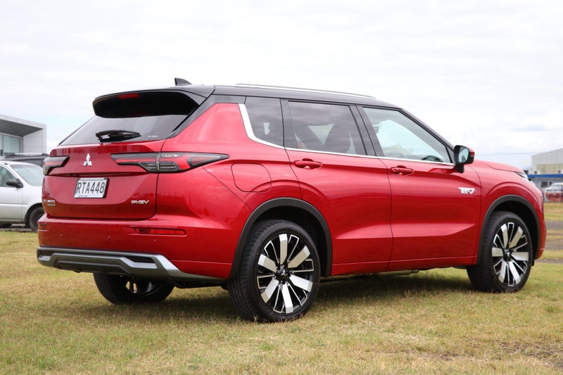 2026 Mitsubishi Outlander Exceed PHEV/4WD/AT image 2