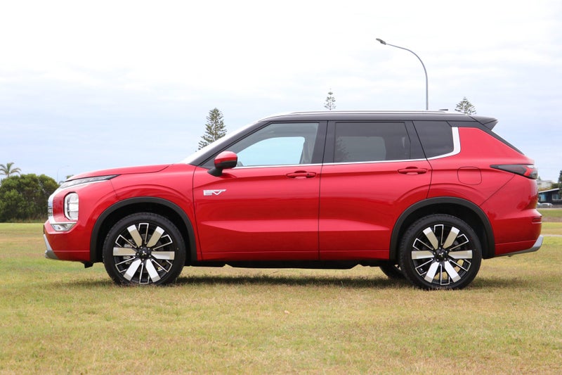 2026 Mitsubishi Outlander Exceed PHEV/4WD/AT image 3