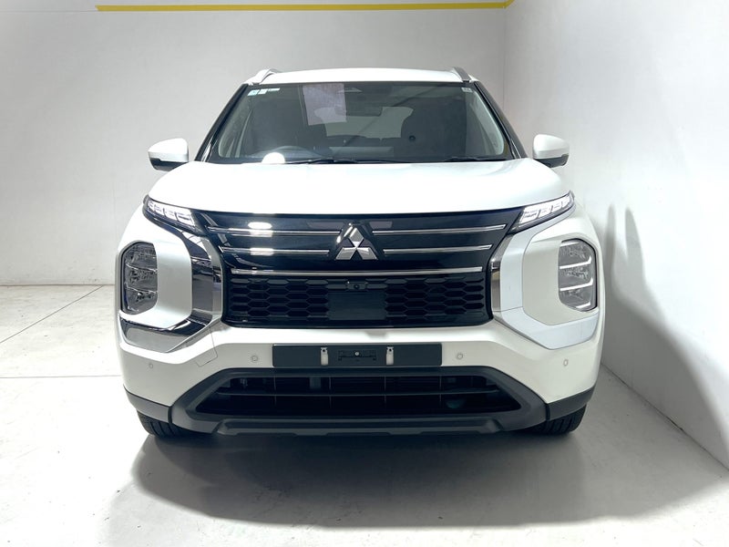 2026 Mitsubishi Outlander LS 2.5 4WD SUV image 2