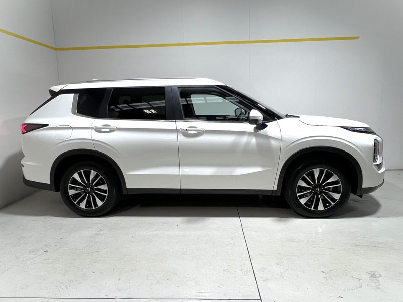 2026 Mitsubishi Outlander LS 2.5 4WD SUV image 3