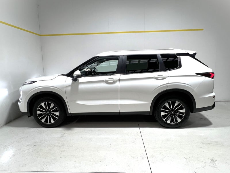 2026 Mitsubishi Outlander LS 2.5 4WD SUV image 4