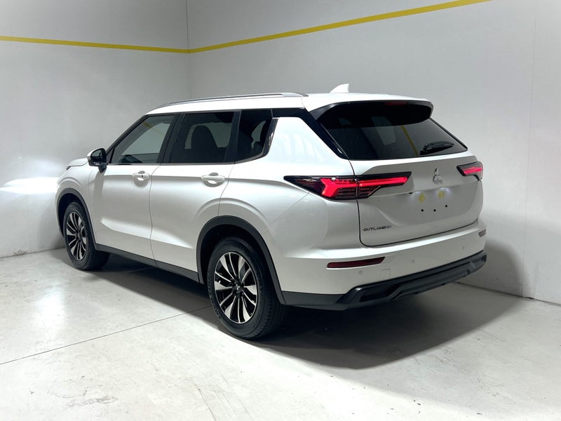 2026 Mitsubishi Outlander LS 2.5 4WD SUV image 5