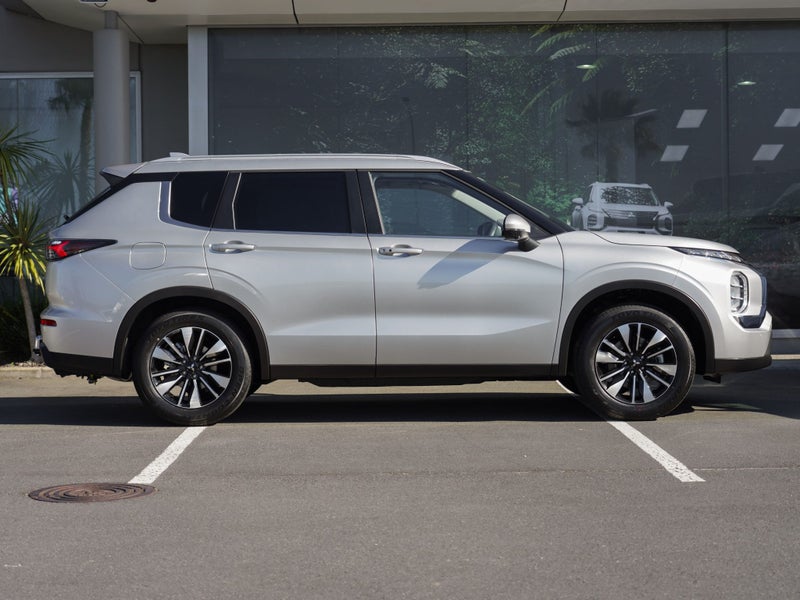 2026 Mitsubishi Outlander LS 2.5 PETROL 5 SEAT... image 3