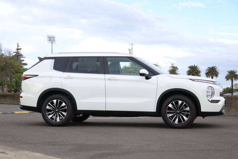 2026 Mitsubishi Outlander LS 2.5P 2WD image 3