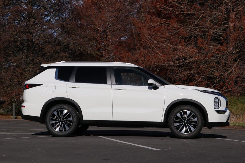 2026 Mitsubishi Outlander LS 2.5P 2WD image 3