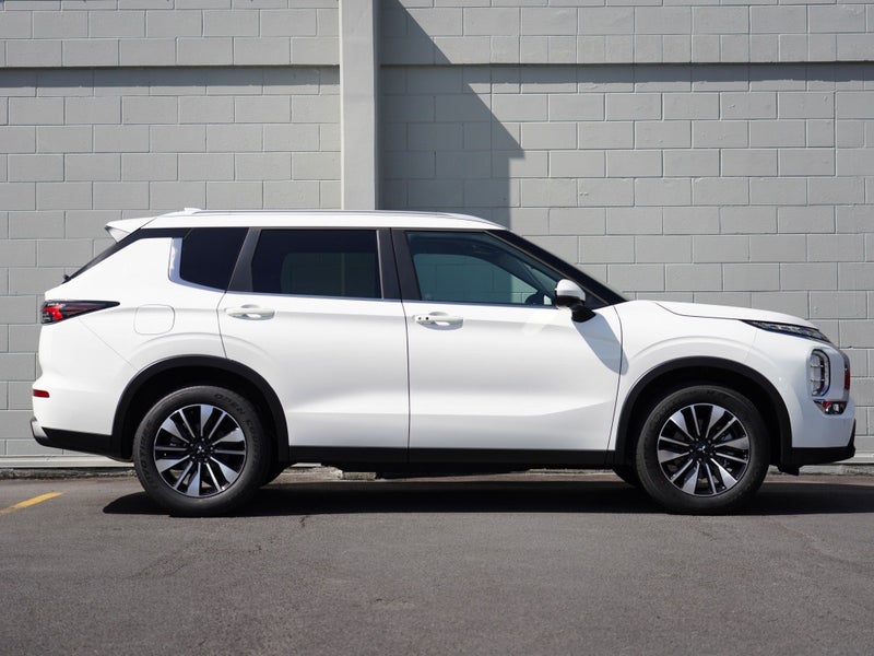 2026 Mitsubishi Outlander LS 2.5P 4WD image 3
