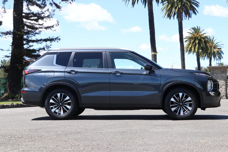 2026 Mitsubishi Outlander LS 2.5P 4WD image 3