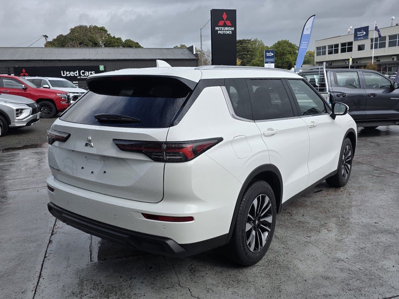 2026 Mitsubishi Outlander LS 2.5P image 2
