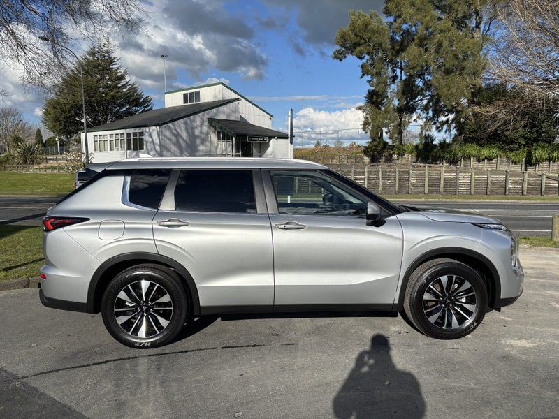 2026 Mitsubishi Outlander LS 2.5P/CVT 2WD 5 SEA... image 3