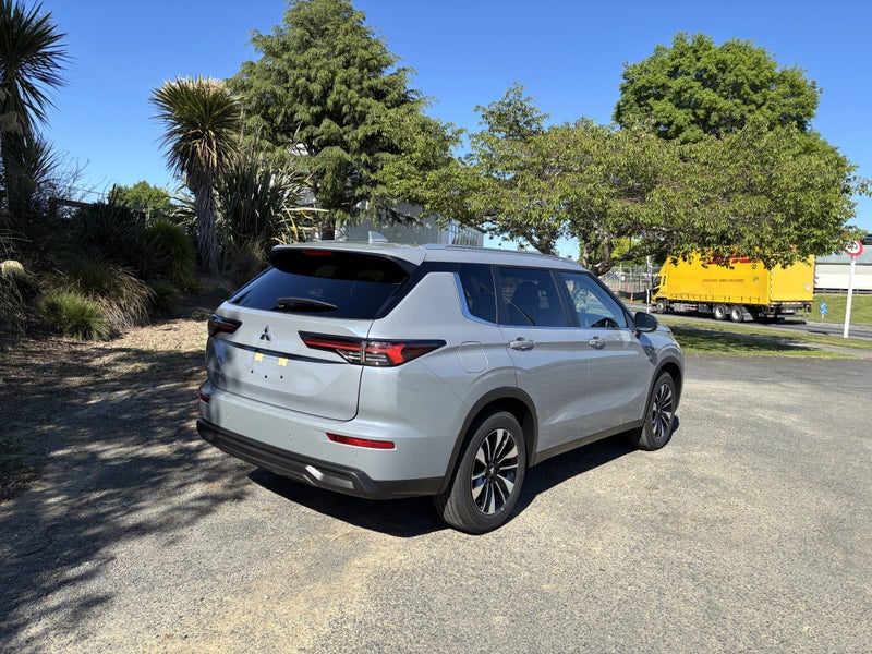 2026 Mitsubishi Outlander LS 2.5P/CVT 2WD PETRO... image 5