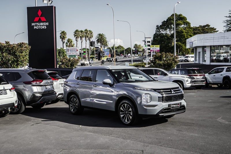 2026 Mitsubishi Outlander LS 2WD image 4