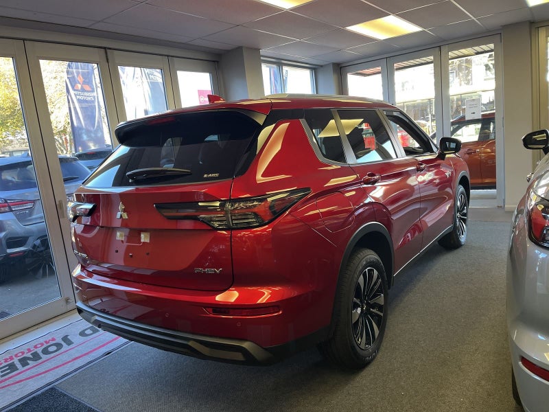 2026 Mitsubishi Outlander LS PHEV image 4